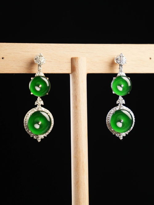 翡翠蛋面耳環 以精致典雅，雕琢耳畔的東方韻味